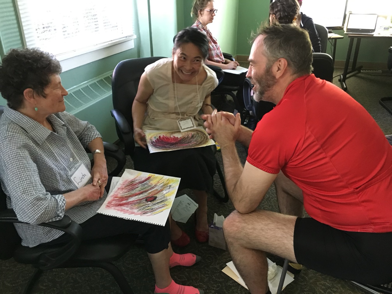 Um momento de conexão honesta entre participantes em um workshop da ACL